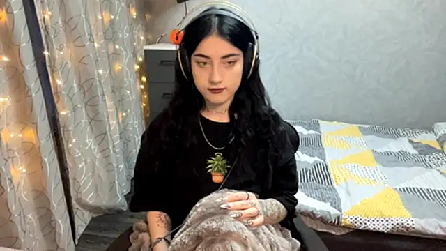 Snapshot of Meowluly chatting on December 3, 2025, 9:25 pm Meowluly online show from December 3, 2025, 9:25 pm