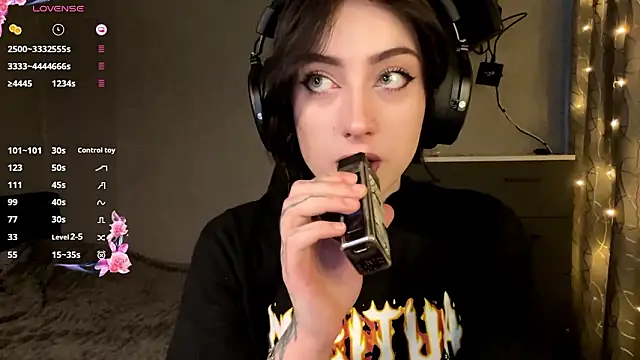 Snapshot of Meowluly chatting on February 4, 2026, 9:43 pm Meowluly online show from February 4, 2026, 9:43 pm