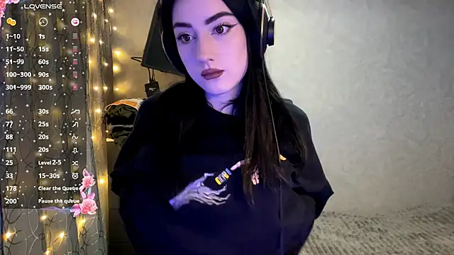 Snapshot of Meowluly chatting on December 22, 2025, 9:26 pm Meowluly online show from December 22, 2025, 9:26 pm