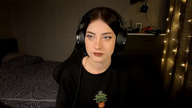 Snapshot of Meowluly chatting on February 1, 2026, 9:24 pm Meowluly online show from February 1, 2026, 9:24 pm