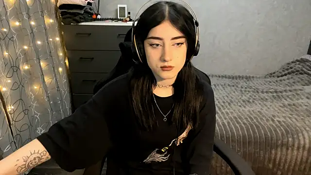 Snapshot of Meowluly chatting on December 17, 2025, 8:47 pm Meowluly online show from December 17, 2025, 8:47 pm