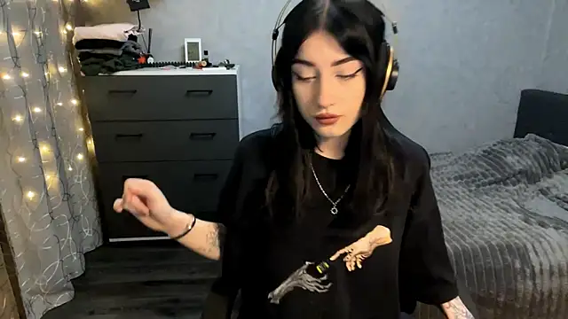 Snapshot of Meowluly chatting on December 18, 2025, 10:02 pm Meowluly online show from December 18, 2025, 10:02 pm