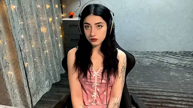 Snapshot of Meowluly chatting on December 4, 2025, 9:47 pm Meowluly online show from December 4, 2025, 9:47 pm