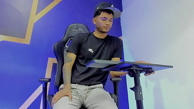 Snapshot of hot_guy_sweet chatting on December 18, 2025, 5:23 am hot guy sweet online show from December 18, 2025, 5:23 am