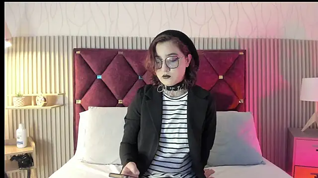 Snapshot of Kiri_Velvet chatting on April 13, 2026, 8:02 pm Kiri Velvet online show from April 13, 2026, 8:02 pm