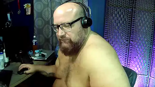 BigBearforCuddles online show from April 28, 2026, 1:48 am