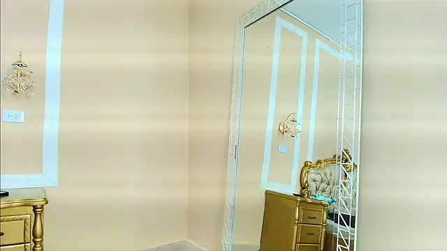 HallieStone online show from December 15, 2025, 3:07 pm