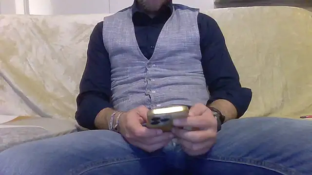 Snapshot of Eroshotlicker chatting on April 1, 2026, 8:50 pm Eroshotlicker online show from April 1, 2026, 8:50 pm