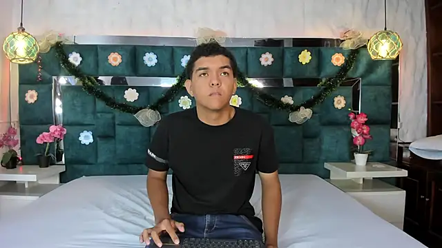 Snapshot of _bonnyandclyde chatting on December 14, 2025, 11:49 am bonnyandclyde online show from December 14, 2025, 11:49 am