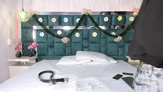 Snapshot of _bonnyandclyde chatting on December 15, 2025, 11:49 am bonnyandclyde online show from December 15, 2025, 11:49 am