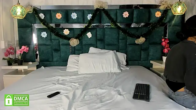  bonnyandclyde online show from January 6, 2026, 11:58 am