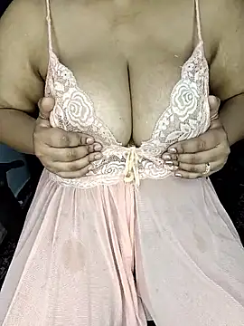 Snapshot of Curvy_Pooja chatting on April 4, 2026, 7:37 am Curvy Pooja online show from April 4, 2026, 7:37 am