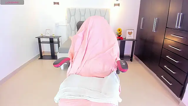 Snapshot of elenamilf chatting on January 10, 2026, 7:31 pm elenamilf online show from January 10, 2026, 7:31 pm