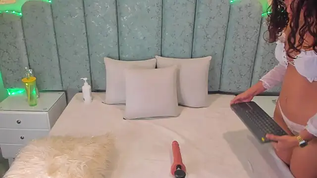 Snapshot of ninacrave_ chatting on January 6, 2026, 3:21 am ninacrave online show from January 6, 2026, 3:21 am