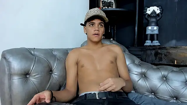 Snapshot of Isaac_Collins_ chatting on November 28, 2025, 7:58 pm Isaac Collins online show from November 28, 2025, 7:58 pm