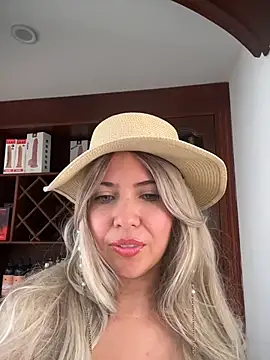 IsaSantoDomingo online show from November 30, 2025, 3:24 pm