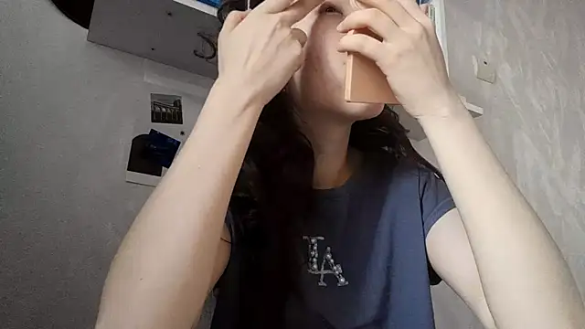 MollyTiger online show from November 30, 2025, 3:07 am