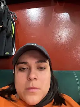 Snapshot of Laurabuu_ chatting on November 26, 2025, 7:03 pm Laurabuu online show from November 26, 2025, 7:03 pm