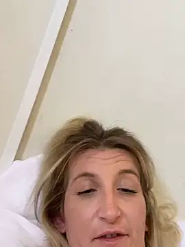 Snapshot of Skyme2713 chatting on November 28, 2025, 2:45 am Skyme2713 online show from November 28, 2025, 2:45 am