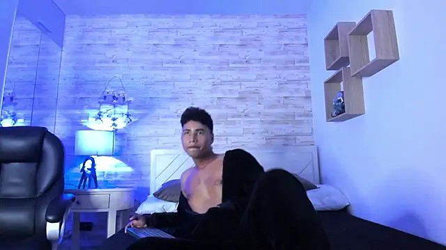 Simon Pernia online show from November 30, 2025, 6:41 pm