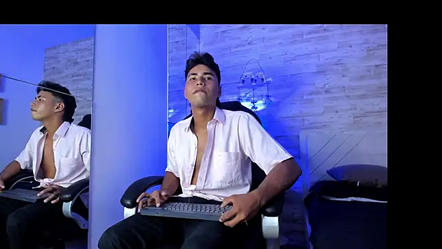 Simon Pernia online show from November 29, 2025, 7:14 pm