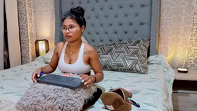 Miaa Collinss online show from November 29, 2025, 8:42 pm