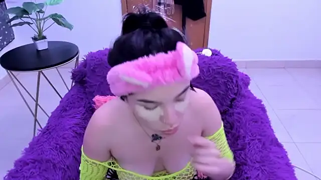 Snapshot of Honney_19 chatting on December 16, 2025, 10:30 am Honney 19 online show from December 16, 2025, 10:30 am