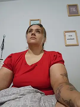 LoreinnFox online show from May 3, 2026, 4:39 am