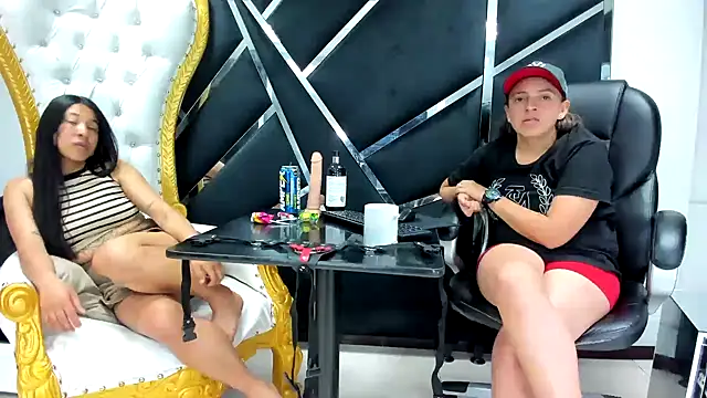 Snapshot of Alyssa_Noah chatting on December 19, 2025, 4:27 am Alyssa Noah online show from December 19, 2025, 4:27 am