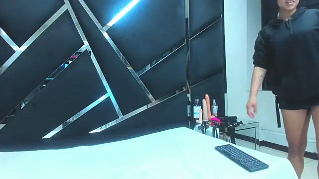 Alyssa Noah online show from April 15, 2026, 3:01 am