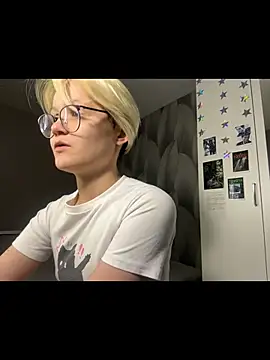 Snapshot of LunaDoreann chatting on December 3, 2025, 1:43 pm LunaDoreann online show from December 3, 2025, 1:43 pm