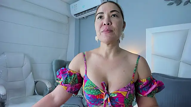 Snapshot of AnnaJaimes chatting on April 22, 2026, 11:55 pm AnnaJaimes online show from April 22, 2026, 11:55 pm