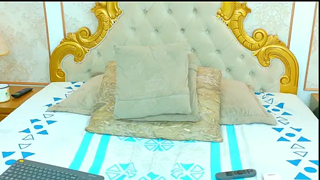 ScarletBenson online show from December 4, 2025, 1:21 pm