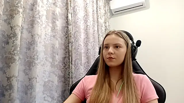 Snapshot of CrackShirker chatting on December 16, 2025, 8:07 am CrackShirker online show from December 16, 2025, 8:07 am