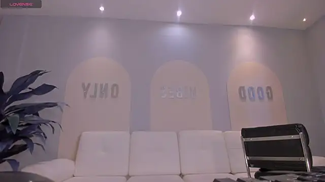 LisaFlowers  online show from March 17, 2026, 11:24 am