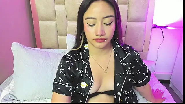 Snapshot of Nana__S chatting on December 23, 2025, 3:28 am Nana S online show from December 23, 2025, 3:28 am