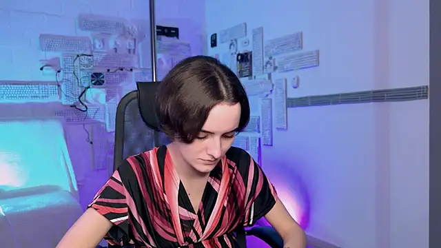 Snapshot of KateWillows chatting on December 3, 2025, 12:15 pm KateWillows online show from December 3, 2025, 12:15 pm