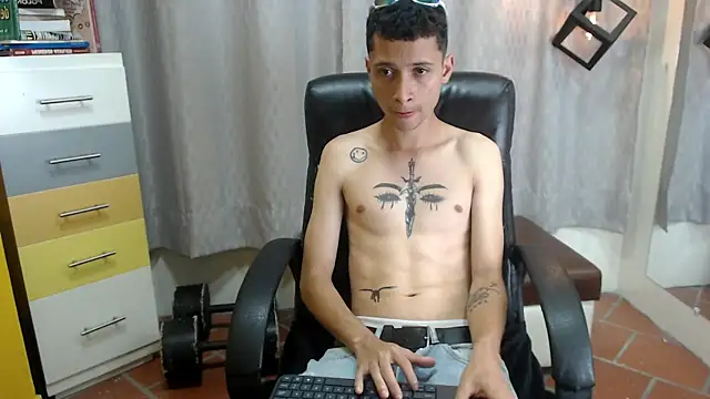 Snapshot of LucassSmith11 chatting on May 17, 2026, 1:05 am LucassSmith11 online show from May 17, 2026, 1:05 am