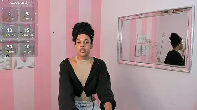 Snapshot of Amaia_Monroe chatting on May 4, 2026, 12:25 am Amaia Monroe online show from May 4, 2026, 12:25 am