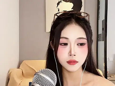 Snapshot of REne-0925 chatting on December 17, 2025, 8:30 am REne-0925 online show from December 17, 2025, 8:30 am