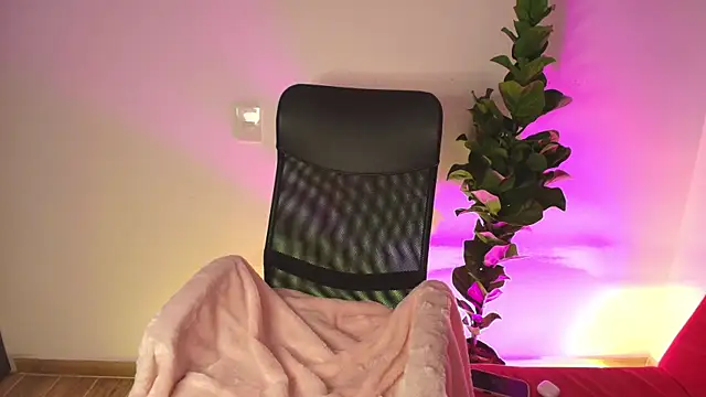 Snapshot of Julieta-8 chatting on December 20, 2025, 3:20 am Julieta-8 online show from December 20, 2025, 3:20 am