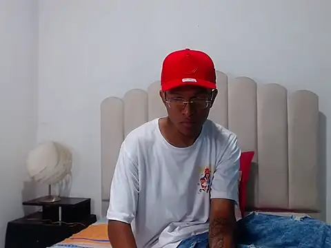 BobbyHot 4u online show from December 1, 2025, 1:12 pm