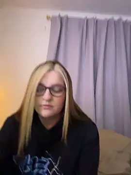 Snapshot of kira_velour chatting on January 6, 2026, 4:16 am kira velour online show from January 6, 2026, 4:16 am