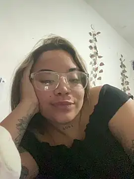 Lindalatina2001 online show from April 14, 2026, 2:27 am