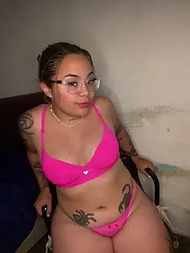 Snapshot of Lindalatina2001 chatting on December 16, 2025, 12:48 am Lindalatina2001 online show from December 16, 2025, 12:48 am