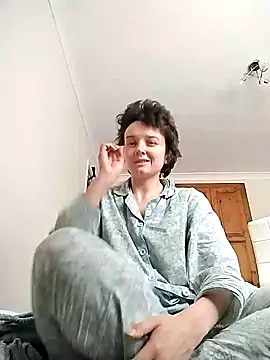 Amy01112 online show from May 18, 2026, 10:53 am