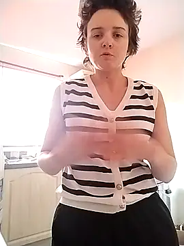 Amy01112 online show from May 12, 2026, 9:37 am