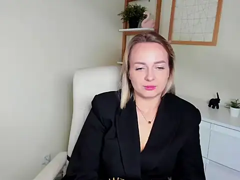 Snapshot of Karenblond chatting on December 2, 2025, 6:48 am Karenblond online show from December 2, 2025, 6:48 am