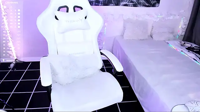 Snapshot of lyric4 chatting on January 14, 2026, 12:47 am lyric4 online show from January 14, 2026, 12:47 am