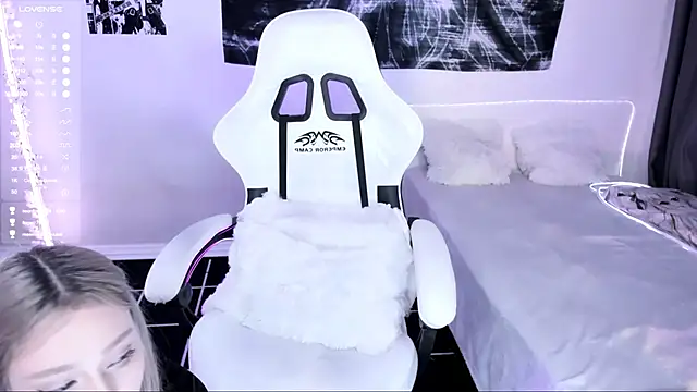 lyric4 online show from December 14, 2025, 2:51 am